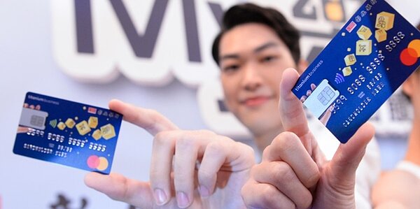 六銀行祭神卡衝海外消費,包括國泰世華、台新等主打高回饋;前三季已發卡10萬張起跳,簽帳累計破千億。圖/中時電子報