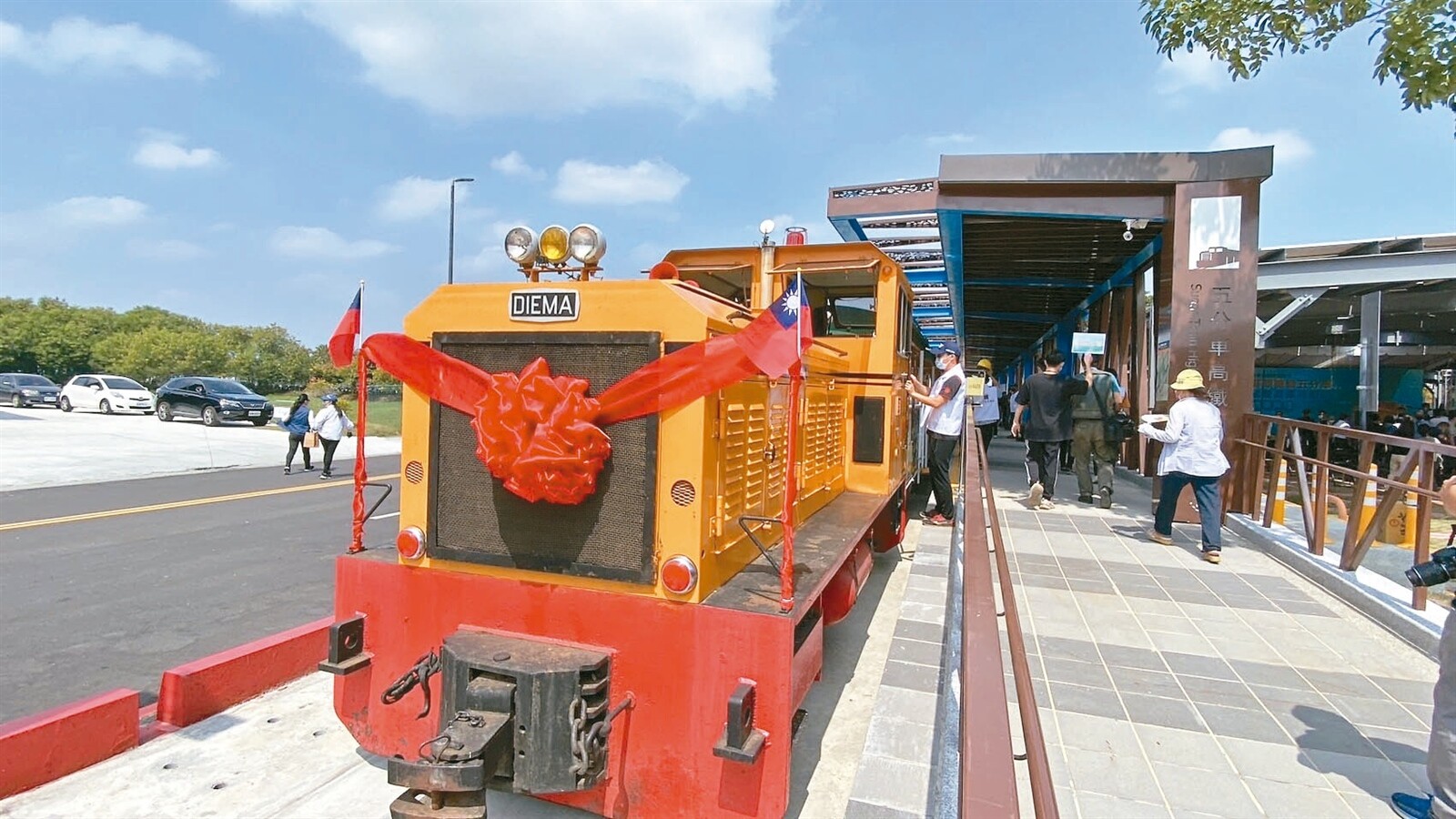 台糖蒜頭糖廠五分車延駛高鐵嘉義站，昨天通車。記者魯永明／攝影 
