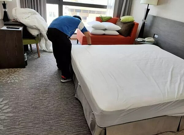 我國邊境將於13日重新開放,針對旅館業者大缺工問題,立法院法制局建議旅館業者提高薪資及優化勞動環境,同時相關部會應研擬提高移工的工作類型規定至法律位階。圖/聯合報資料照片