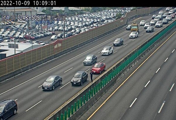 今天上午10時10分,國1北向324.6公里2小客車追撞,占內側車道,10時20分排除,回堵3公里。圖/高公局提供