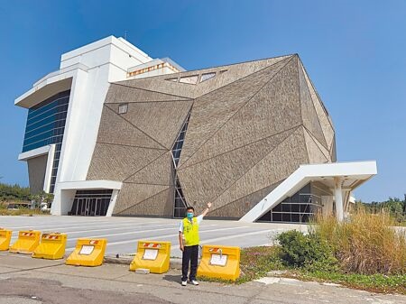 
台中海洋生態館預計年底完工，市議員楊典忠揭露市府將完工日期延後，今年是完不了工了。（陳淑娥攝）

