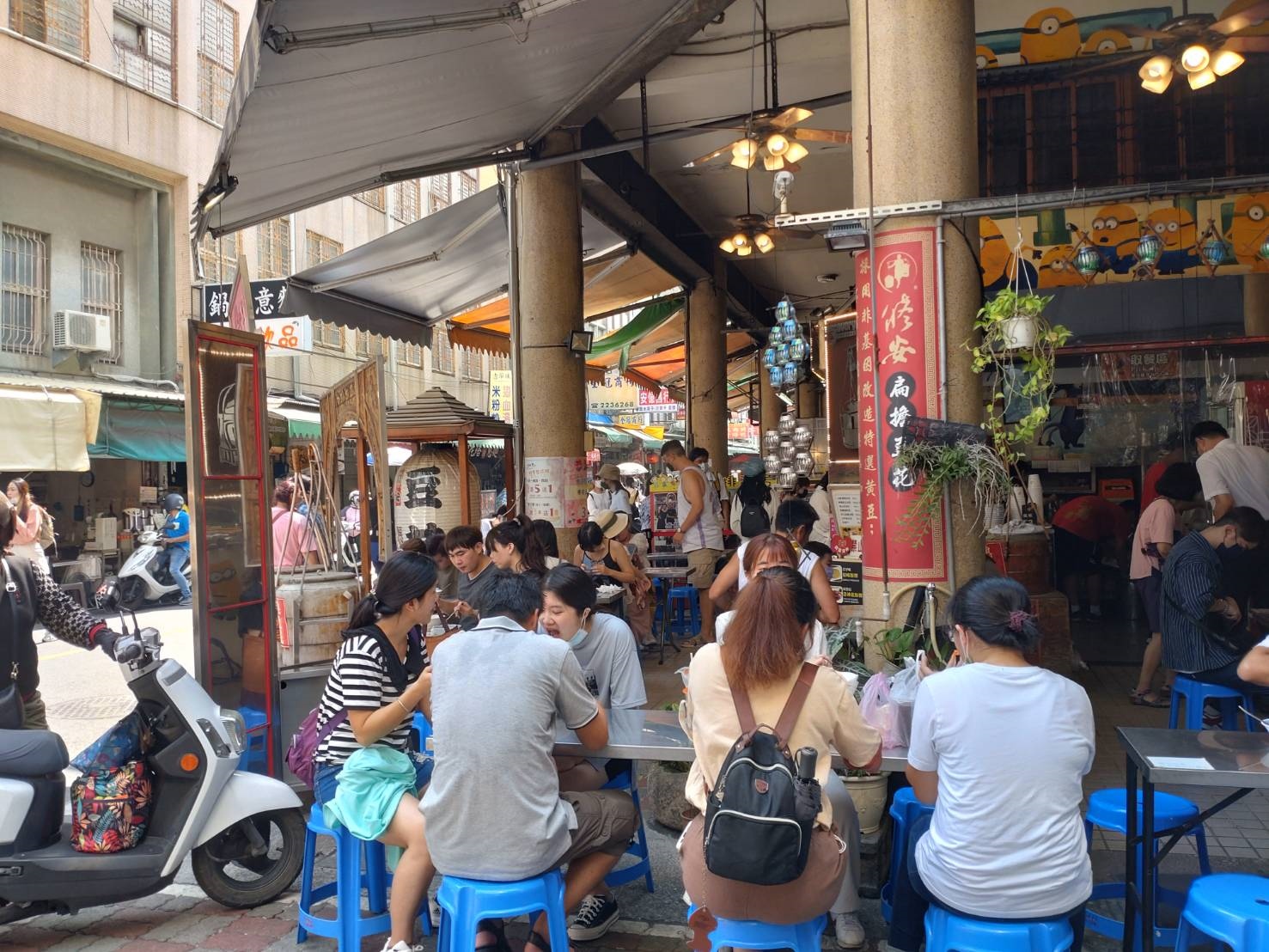 今天是台南市雙十連假第2天，台南市國華街商圈及老街均湧入遊客。記者鄭惠仁／攝影 