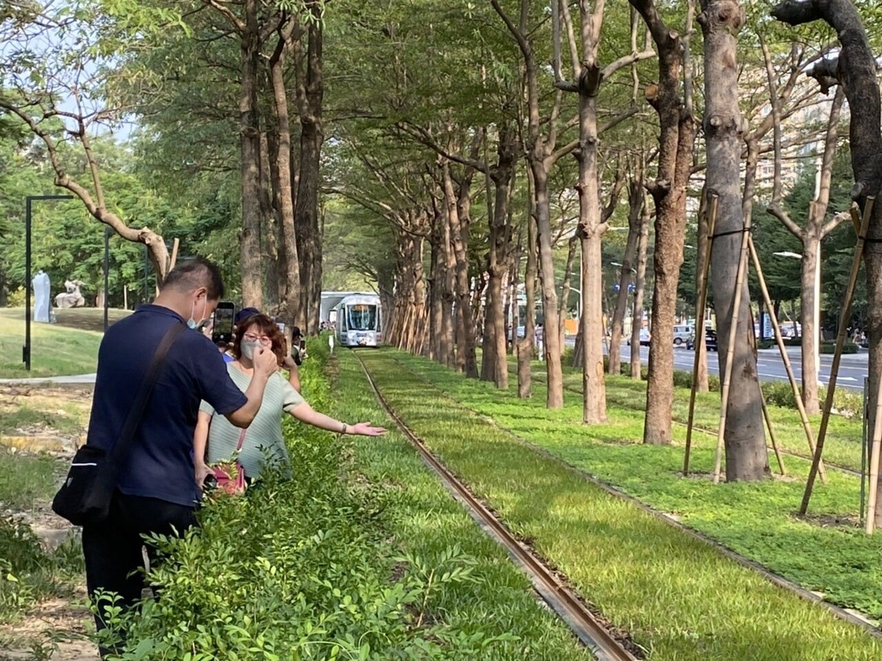 高雄輕軌「龍貓隧道」,成高雄最夯打卡拍照景點,吸引不少遊客搶拍。記者石秀華/攝影