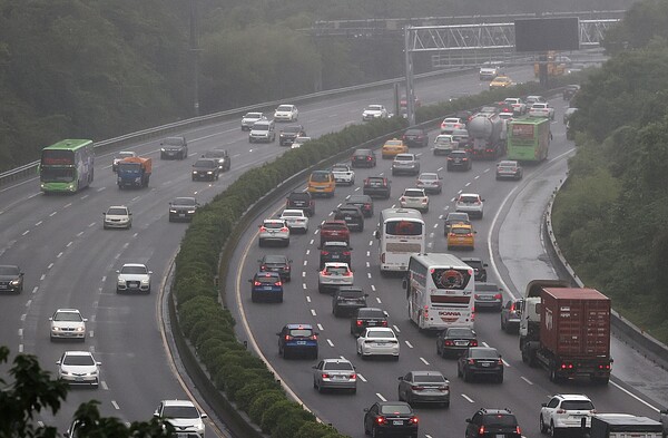 國慶連假雖然許多地方天氣不佳、整日有雨，仍擋不住民眾出遊車潮。圖為國慶連假國道車潮。本報資料照片 