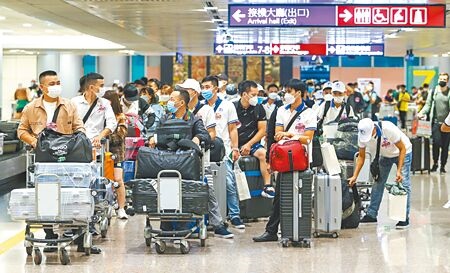 
中央流行疫情指揮中心發言人莊人祥表示，台灣現在正處於疫情高峰期，一放寬口罩令，確診數恐會更高。圖為桃園機場入境旅客。（陳麒全攝）
