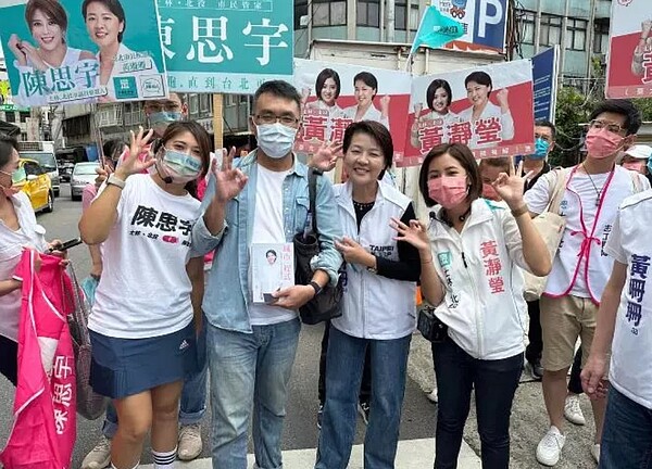 選戰倒數48天,無黨籍北市長參選人黃珊珊今天上午到社子市場掃街拜票。圖/黃珊珊辦公室提供