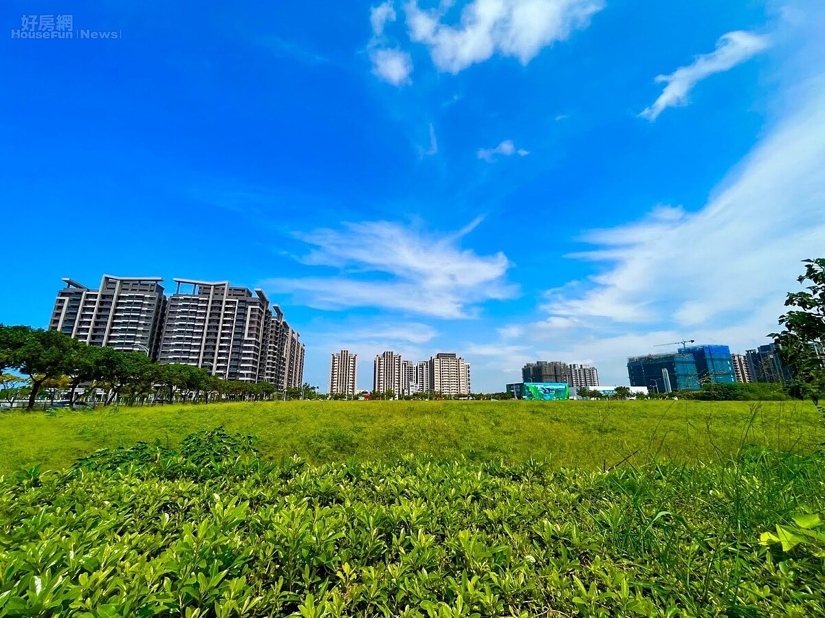 「OO地方可以買嗎」此題問在地人不準? 內行:看重劃區就知道 台中海線台中港重劃區預售建案開價已破30萬。好房網News記者楊欽亮 / 攝