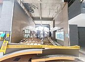 新店社區大樓「超誇張鋼架掉落」　中庭遭掩埋...像地震