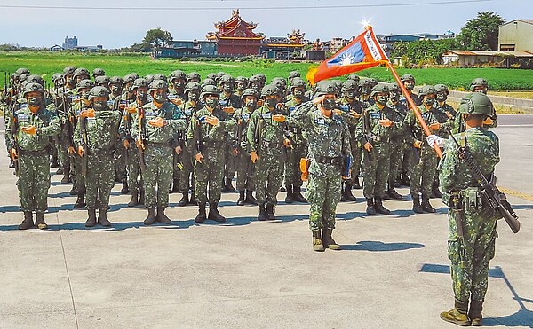 陸軍153旅步5營新制教育召集訓練日前在宜蘭地區實施召員報到，並在快篩、消毒確認無染疫風險後，於下午舉行「編成典禮」，為14天嚴格訓練揭開序幕。圖／軍聞社