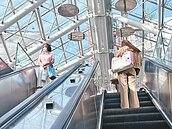 高雄捷運乘客搭手扶梯摔成一團　5人送醫