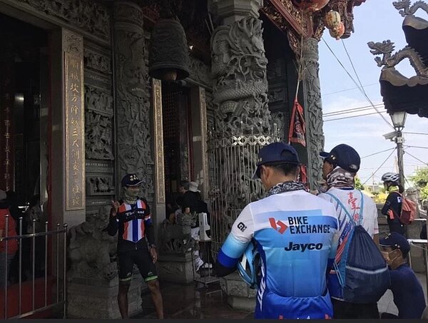 挪威三鐵冠軍好手伊登第九度戴上台灣「順澤宮」神帽奪冠,今天國慶連假,順澤宮前民眾大排長龍索取冠軍帽。圖/翻攝自順澤宮臉書