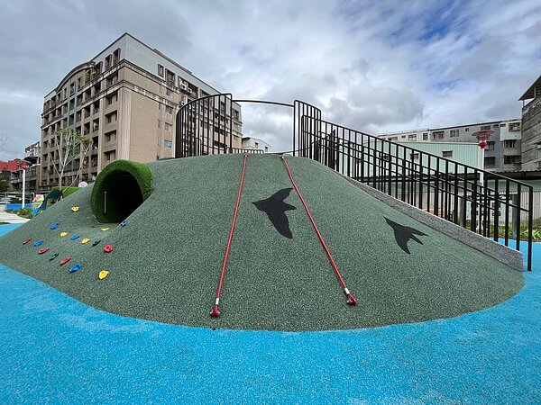 即將於10月11日開放啟用的蘆洲兒五樓厝公園第2期園區，以蘆洲河岸水鳥生態為主題，考量第1期公園以服務中高年齡層為主的體健設施，缺少兒童戶外活動空間，因此將第2期公園規劃以兒童遊戲場為主做串聯。圖／新北市工務局提供
