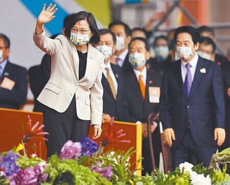 蔡英文表示,政府將持續維繫台灣在半導體尖端製造的優勢和能量,府方人士表示,這是蔡英文首度對全球半導體供應鏈重組,向國際傳遞清晰的訊息。圖為中華民國111年國慶大會,蔡英文總統(左一)向台下的表演團體比出讚的手勢致意。(季志翔攝)