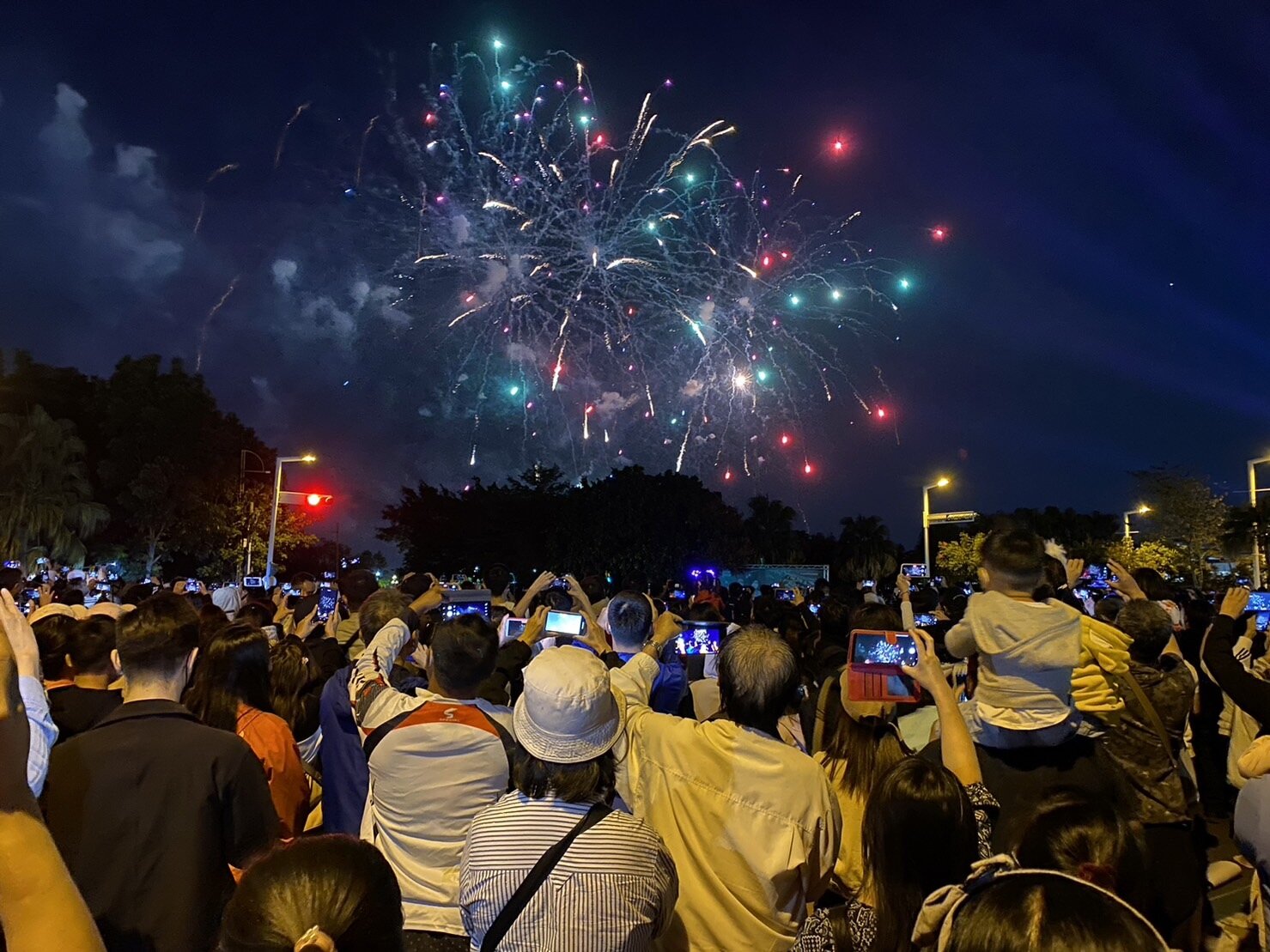 國慶焰火睽違18年,昨晚重回嘉義縣故宮南院園區外施放,湧入逾25萬名遊客,無總量管制、也無大眾捷運,故宮南院內外如超大夜市擠爆人潮,散場車潮塞爆四周道路,疏導近2小時才紓解,遊客飽嘗塞車夢魘。記者魯永明/攝影
