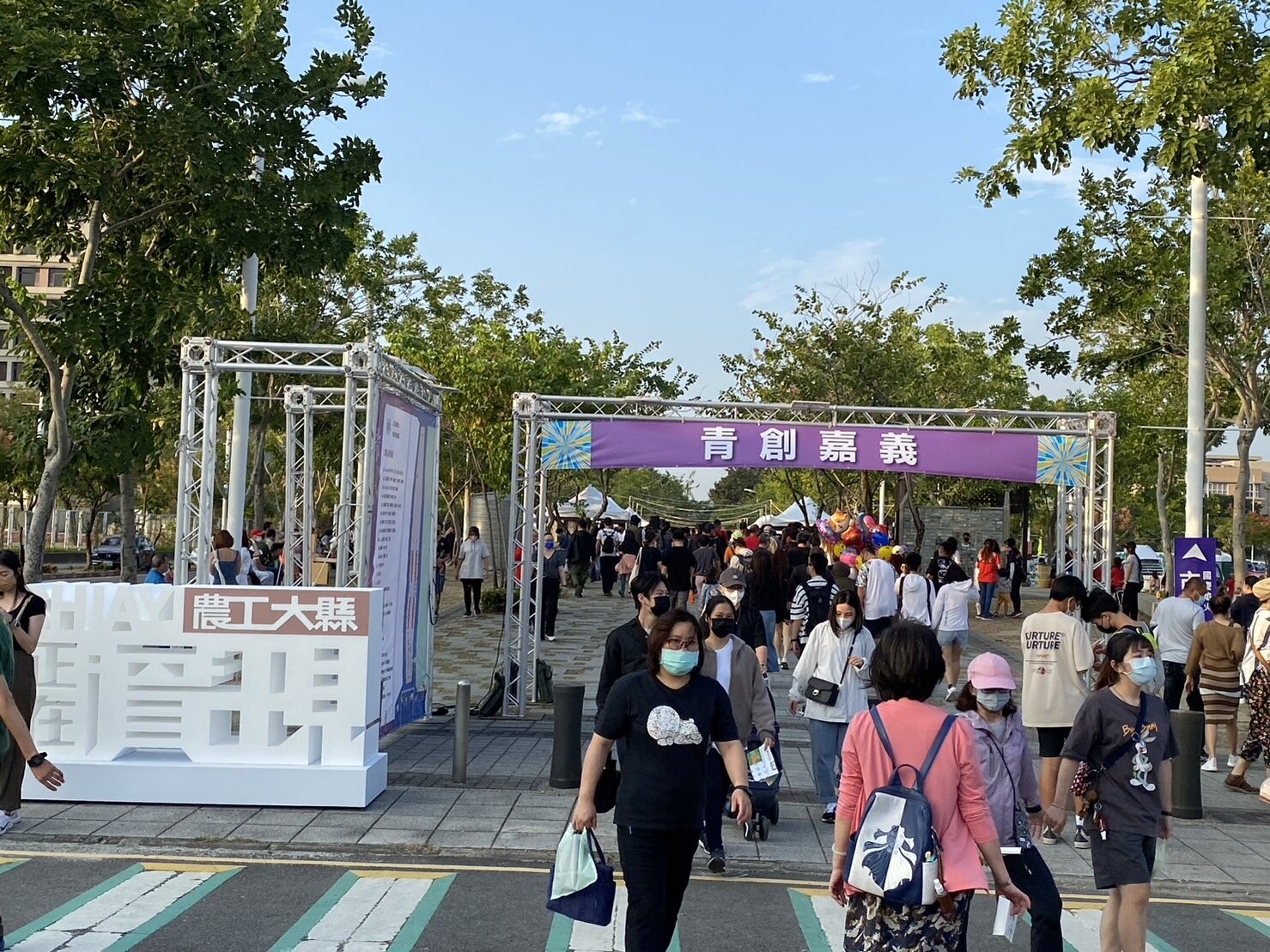 昨晚嘉義縣故宮南院外國慶焰火,湧入逾25萬遊客,縣府安排市集400攤未收費,市集白天變夜市,攤商食品大多賣光,攤商小販發國慶財,笑逐顏開。記者魯永明/攝影