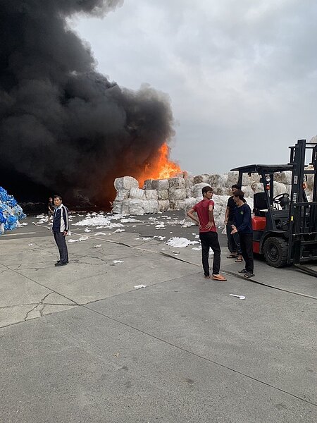 台南新市回收場起火，大量塑膠易燃物延燒滾滾濃煙蔽天。記者周宗禎／翻攝