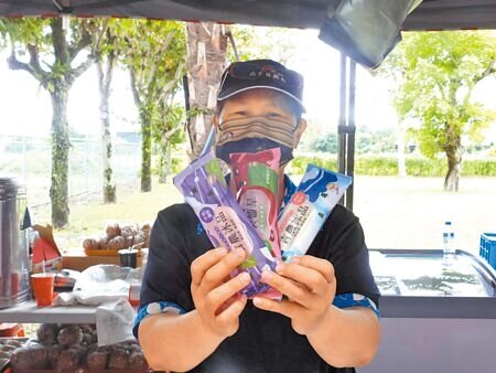 花蓮縣吉安鄉農會收購縣內農特產品製成冰品販售,廣獲消費者好評。(羅亦攝)
