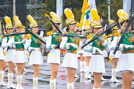 北一女中樂儀旗隊10日在總統府前廣場表演。(鄧博仁攝)