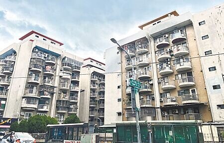 高雄市為保障民眾居住權利,兼顧青年優先、育兒優先、弱勢優先的3大原則,將2022年的「增額租金補貼」申請延長至10月31日,不過此政策一宣布,就有民眾嘆看得到吃不到,認為房東的報稅漏洞讓此項政策形同虛設。(楊舒婷攝)