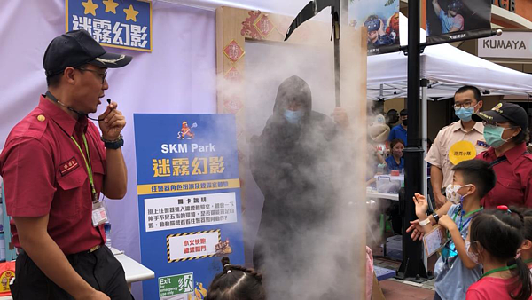 高市消防局第一大隊第二中隊消防員扮演死神,從濃煙中出現,灌輸親子在火場中,先側身開小縫、發現濃煙立即關門、塞門縫、開窗以及打119求救等求生5步驟。記者石秀華/翻攝