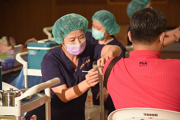 次世代莫德納疫苗11日起擴大開放18歲以上民眾施打，南投縣衛生局呼籲符合資格者應盡速接種。圖／南投縣政府提供
