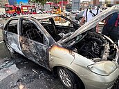 高雄一家三口火鍋店用餐　車停好突然起火整輛車燒毀