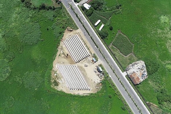 《圖說》金山區磺溪四十號橋改建工程空拍。〈工務局提供〉