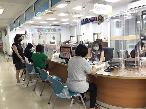 稅務局官員提醒，團購主如果將團購品放在自宅供會員取貨，使用部分應按營業用稅率3%課徵。圖／台中市政府提供