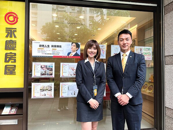 「辣妻」主播何橞瑢(圖左)到台灣第一房仲品牌「永慶房屋」擔任一日房仲經紀人,親身體驗誠實才是房仲的最高原則!圖/永慶房屋提供