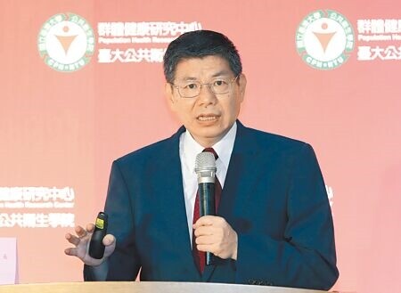 台大公衛學院教授詹長權批今年是台灣新冠肺炎的災難年。指揮官王必勝表示，今年4月國內防疫方向就轉為共存，台灣不會走回清零老路，不會禁止內用、停班停課、管制人流及邊境嚴管。（本報資料照片）