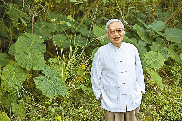 2020年傳藝金曲獎公布入圍與得獎名單,其中戲曲表演類特別獎由中央研究院戲曲院士曾永義獲得。(傳藝中心提供)