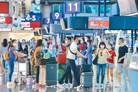 日本11日邊境全面解禁,不但解除外國人入境人數單日5萬人的上限,也開放個人自由行、短期可免簽等,桃園機場11日赴日旅客明顯增加。(陳麒全攝)