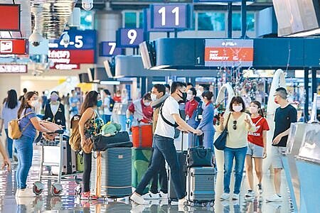 日本11日邊境全面解禁,不但解除外國人入境人數單日5萬人的上限,也開放個人自由行、短期可免簽等,桃園機場11日赴日旅客明顯增加。(陳麒全攝)