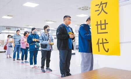 新冠肺炎疫情仍在高原期,11日起擴大納入18至49歲民眾接種莫德納次世代雙價疫苗追加劑,接種間隔為至少12周(84天)。符合資格的民眾在施打首日到接種站施打疫苗,搶得先機。(黃世麒攝)