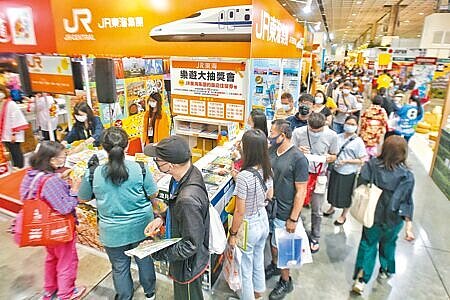 明天國境解封,為因應即將爆發的出遊潮,旅行社率先減少實施無薪假(減班休息)!圖為2021年11月ITF台北國際旅展。(本報資料照片)