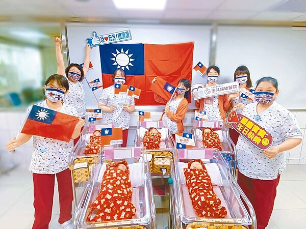 虎年加疫情,今年新生兒恐下探13萬人。圖為桃園市宏其婦幼醫院今年誕生11位國慶寶寶。(宏其婦幼醫院提供)