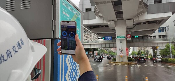 新北市府2年來停電上百次,新北市府擔心引發交通事故,決定在260處重要路口裝設不斷電設備。圖/新北市交通局提供