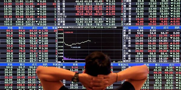 統計台股大盤今年來下跌23.75%,也拖累台股各類基金績效,無論是主動基金或是被動ETF今年來跌幅幾乎都超過2成以上。圖/中時電子報資料照片