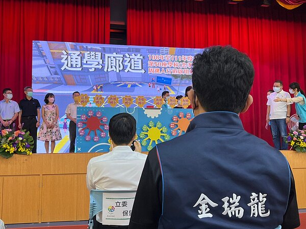 新北不少人行道年久失修待改善，新北工務局力推通學廊道改善，目前改善已達50所，未來還將持續邁進。圖／金瑞龍提供