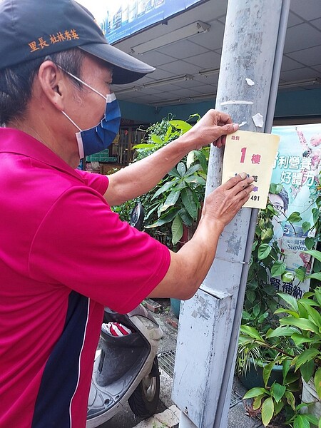 路平燈亮，清理小廣告。圖／易小滿攝