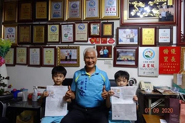 鼓勵孩童上進,贈早餐卷。圖/易小滿攝