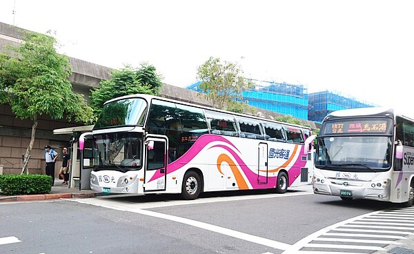 國光客運往返桃園機場及台北車站的1819路線目前每天僅有4班，13日起將大幅增加為28班，平均每半小時一班車，示意圖。圖／國光客運提供