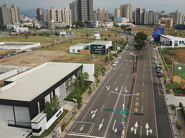 松竹路接待中心一條街的熱度，已由過往機捷特區轉移至14期重劃區的松竹路三段上，短短200公尺就有5座接待中心。圖／業者提供