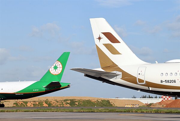 旅遊網紅透露,長榮跟進星宇大幅調整日本線價格,惹來網友哭訴,才剛花2萬5千元飛東京,也有人說已用1萬5千元搶了虎航機票。圖/聯合報系資料照片