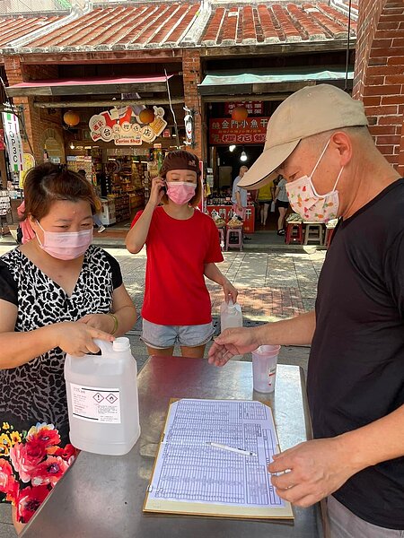 深坑里總幹事及幹事疫情期間特別準備酒精供店家使用。（圖／擷取自黃建強個人臉書）
