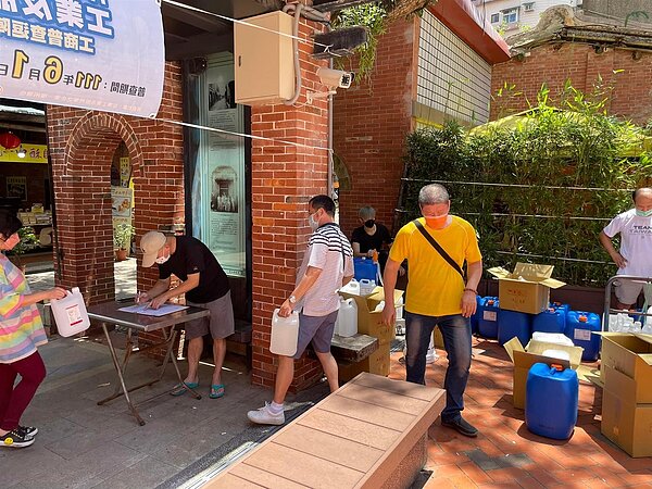 深坑里總幹事及幹事疫情期間特別準備酒精供店家使用，黃建強里長協助發放。（圖／擷取自黃建強個人臉書）
