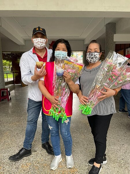深坑里母親節感恩活動，里長黃建強發放康乃馨給里民。（圖／擷取自黃建強個人臉書）
