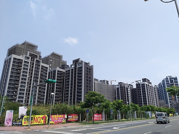 預售交屋遭收萬元「保護費」 住戶質疑「替建商分攤工程費」 內行人反打臉:這價錢很客氣 資深房仲指出,A7在前兩年預售屋推案量就很多,不少案子多已完銷,因此今年相對比起來案量較少。圖/好房網News記者林和謙/攝