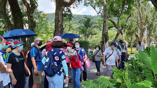 銀髮里民一同出遊，健行享受陽光。圖／取自台北市鄰里服務網