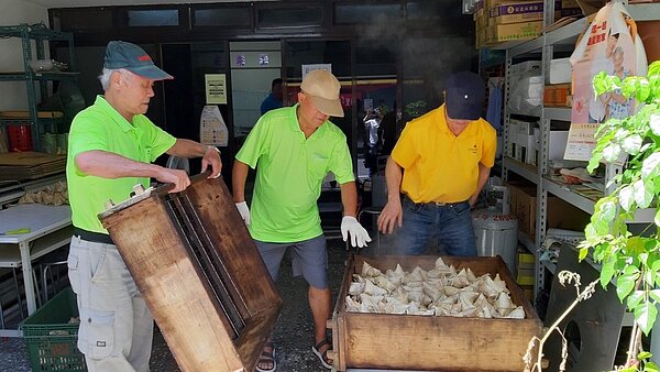 熱騰騰的肉粽起鍋，準備發送給安湖里里民。圖／取自台北市鄰里服務網